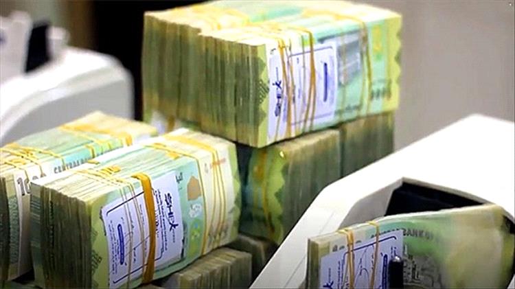 عاصفة مالية تضرب صنعاء: تجميد أكبر البنوك يثير الذعر